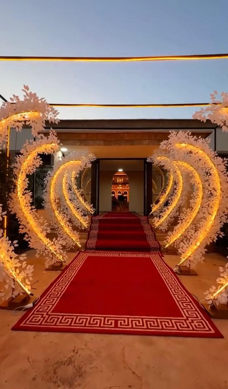 Entrée illuminée aux arches florales