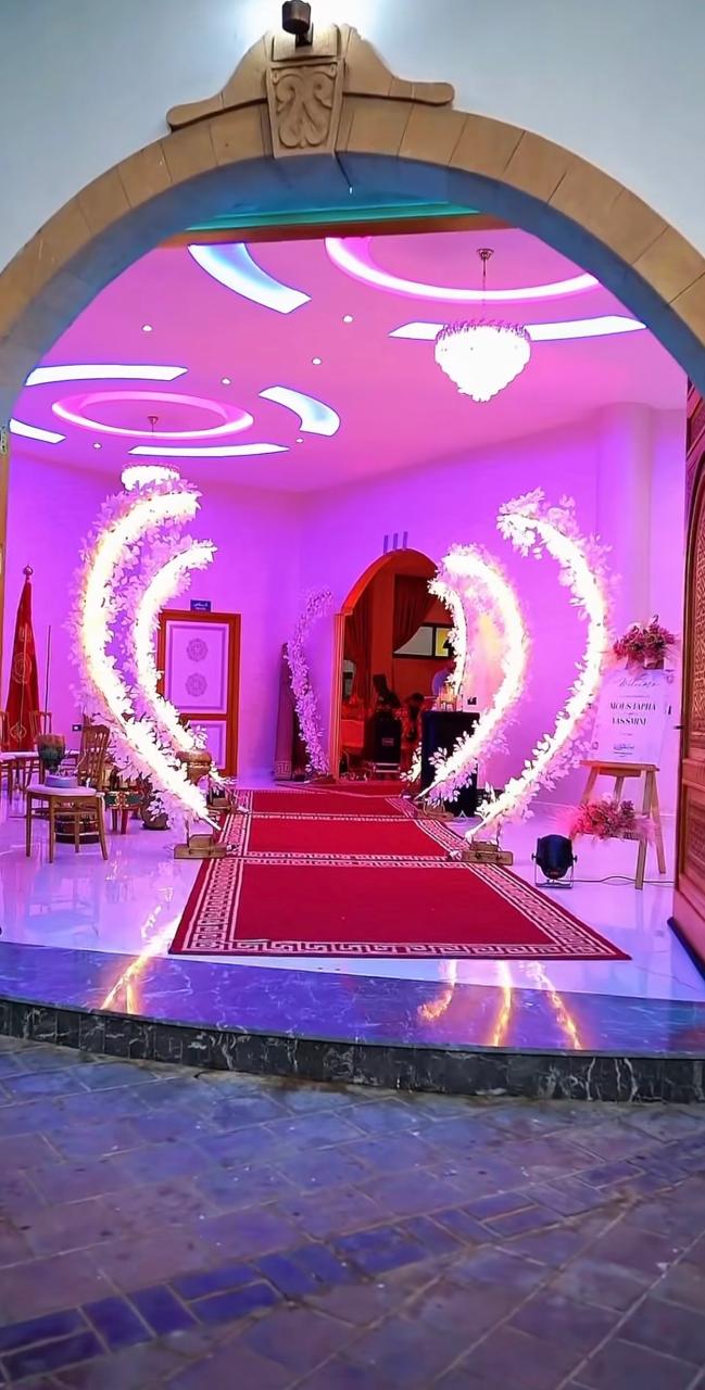 Arche lumineuse et tapis d'honneur